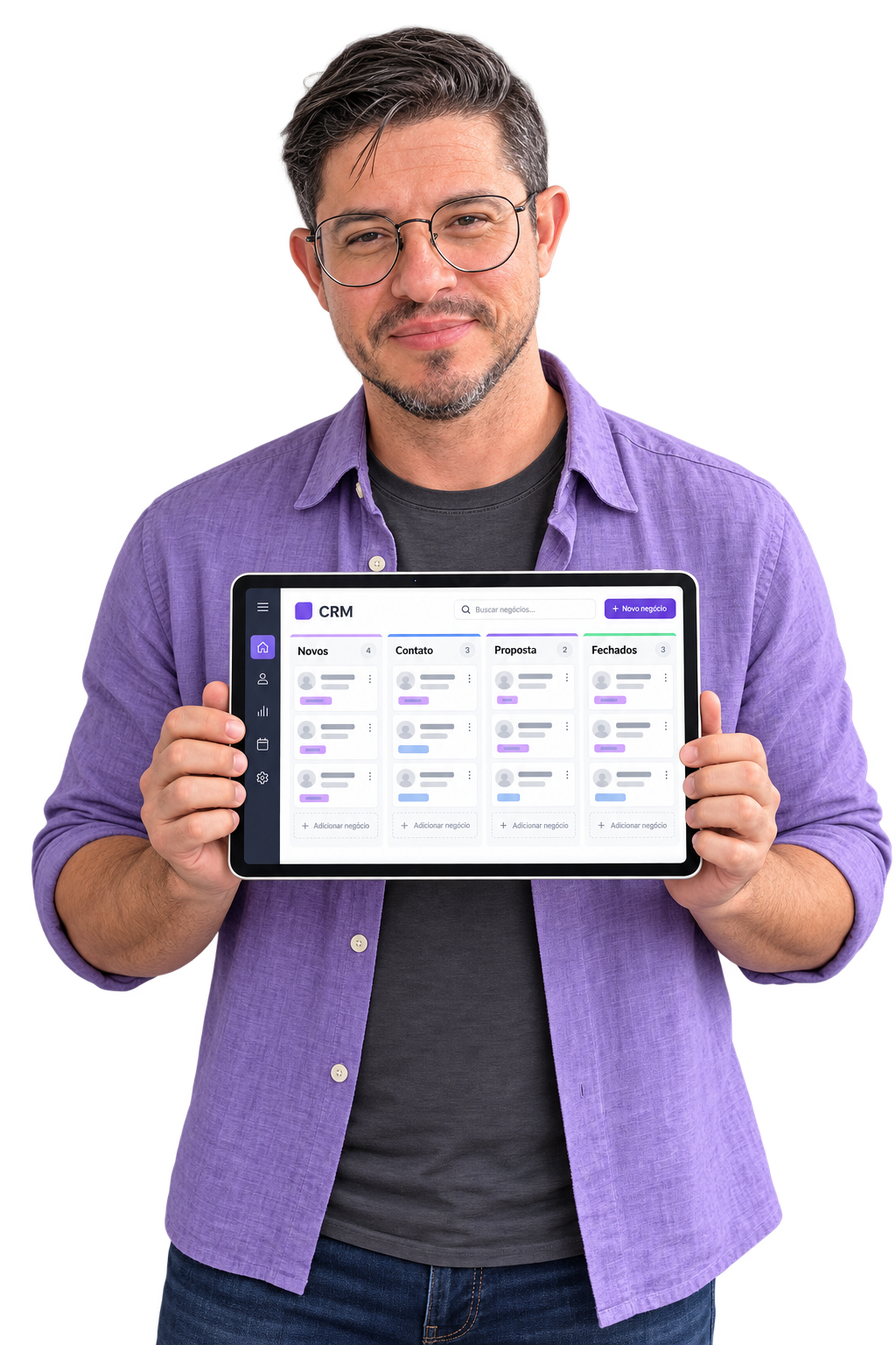Nando segurando um iPad com uma demonstração ilustrativa de CRM