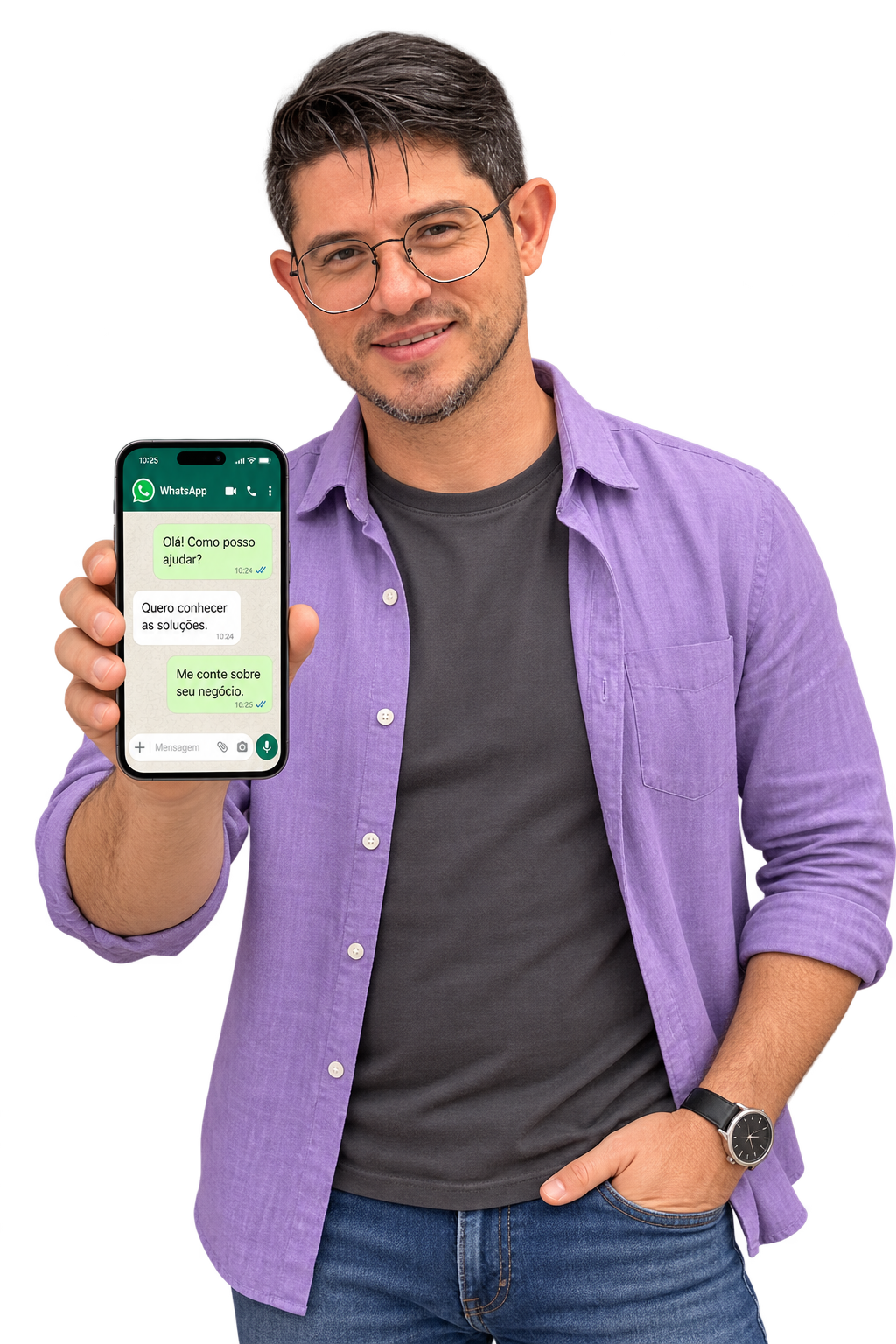 Nando mostrando um smartphone com uma conversa ilustrativa de WhatsApp